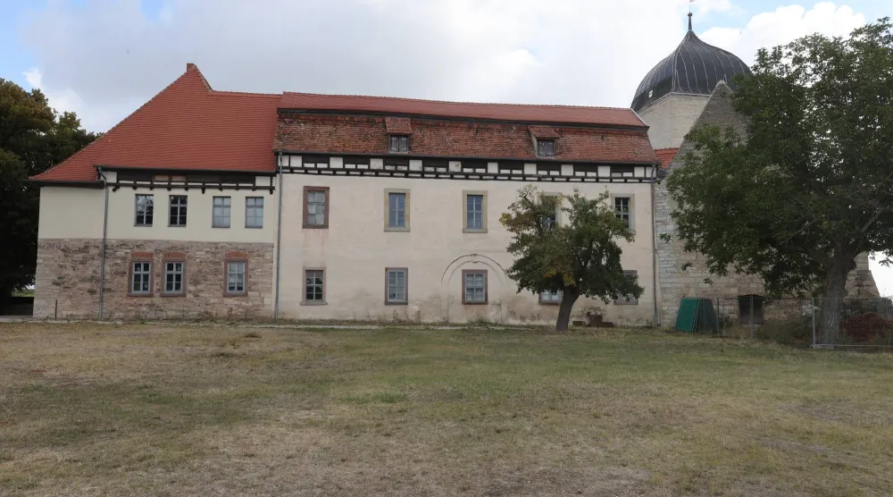 منظر عام لقلعة «رونبورغ» في بلدة فايسنزيه (د.ب.أ)