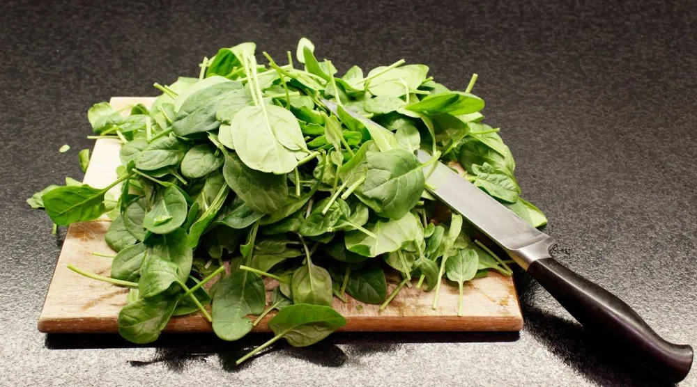 عادات غذائية تساعد على زيادة امتصاص الحديد من السبانخ (بيكسلز)