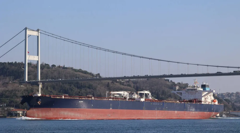 ناقلة النفط التركية «ألتورا» خلال مرورها في البوسفور 15 مارس 2026 (رويترز)
