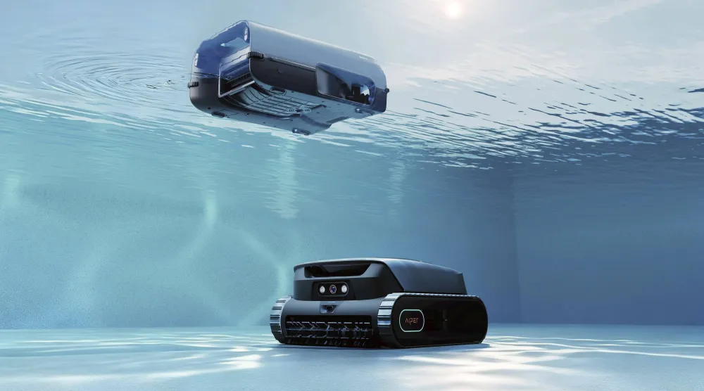 صورة من موقع شركة «آيبر» يظهر فيها عمل النظام الروبوتي المزدوج لتنظيف المسبح من السطح إلى الجدران إلى القاع