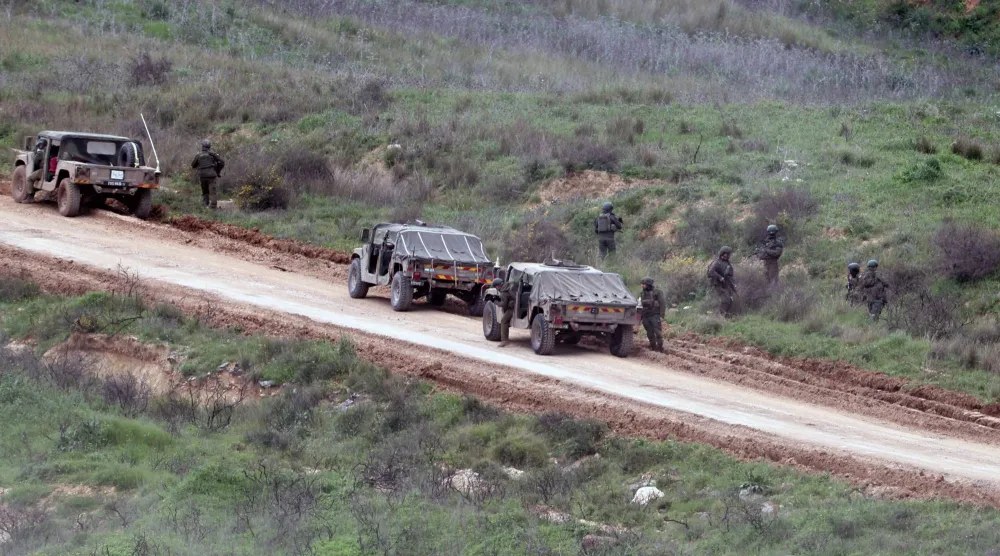 آليات عسكرية إسرائيلية عند الحدود مع لبنان (إ.ب.أ)