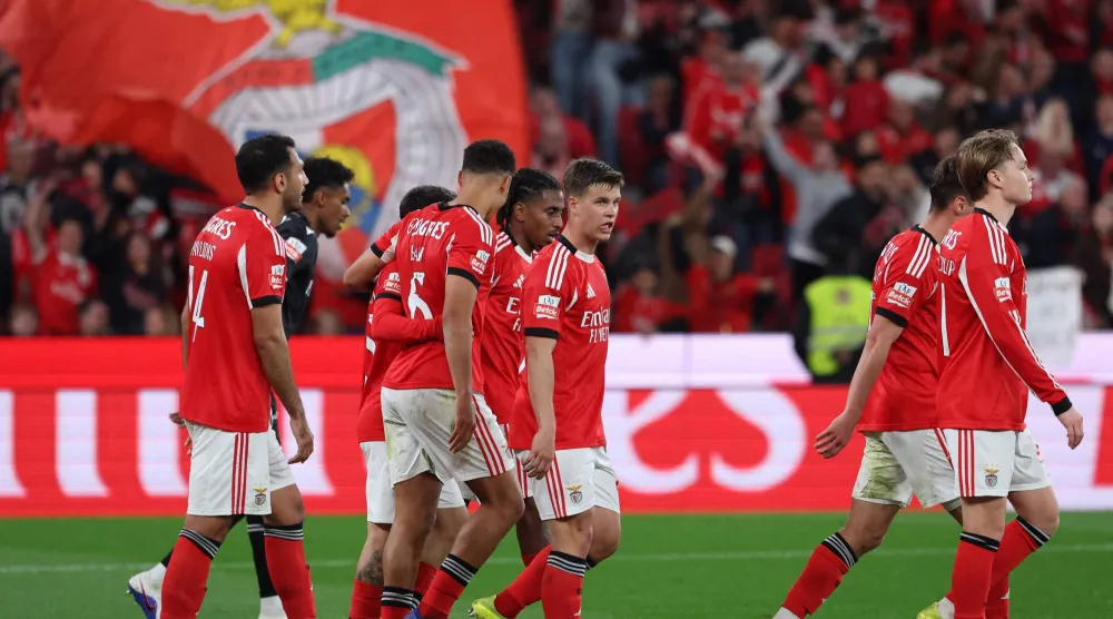 «يويفا» يعاقب بنفيكا بسبب «تجاوزات» جماهيره في مواجهة ريال مدريد (أ.ف.ب)