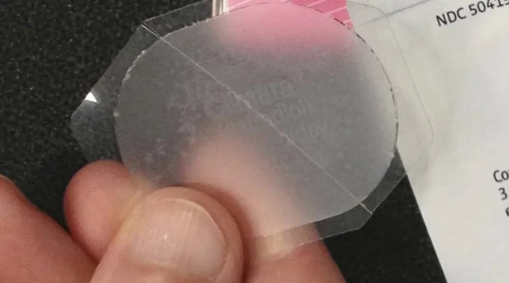 لاصقات هرمونية تُستعمل لتخفيف أعراض سن اليأس لدى النساء (أ.ب)