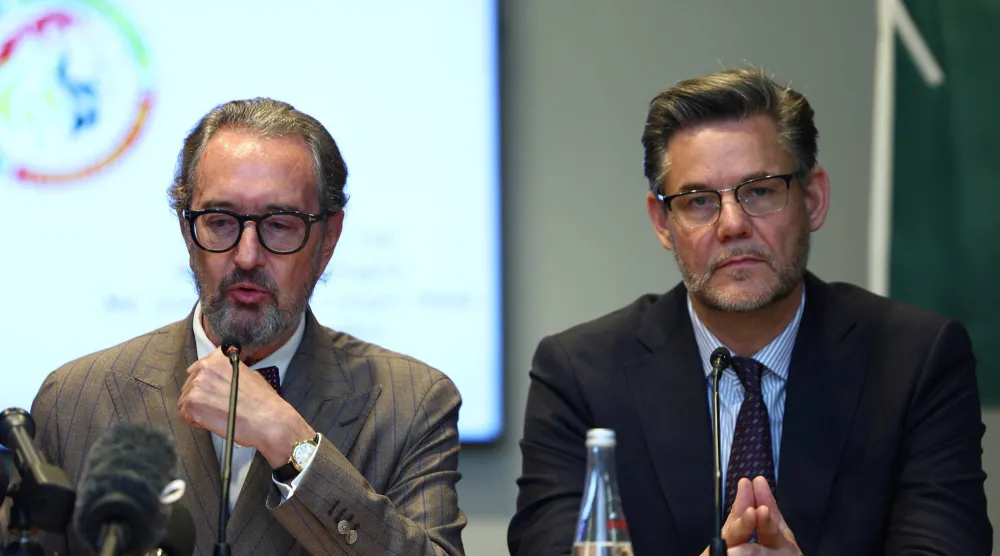 المحاميان الإسباني خوان دي ديوس كريسبو بيريز والفرنسي بيير أوليفييه سور اللذان سيدافعان عن السنغال (رويترز)