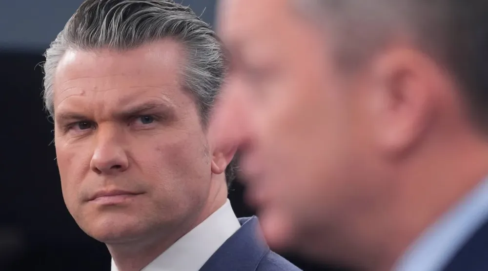 ABD Savunma Bakanı Pete Hegseth ve Genelkurmay Başkanı Dan Caine, Pentagon’da düzenlenen basın toplantısında basın mensuplarına açıklamalarda bulundu. (AP)