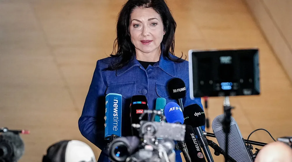 وزيرة الاقتصاد والطاقة الألمانية كاثرينا رايش تقدم بياناً للصحافة في «البوندستاغ» عقب التصويت على حزمة أسعار الوقود (د.ب.أ)