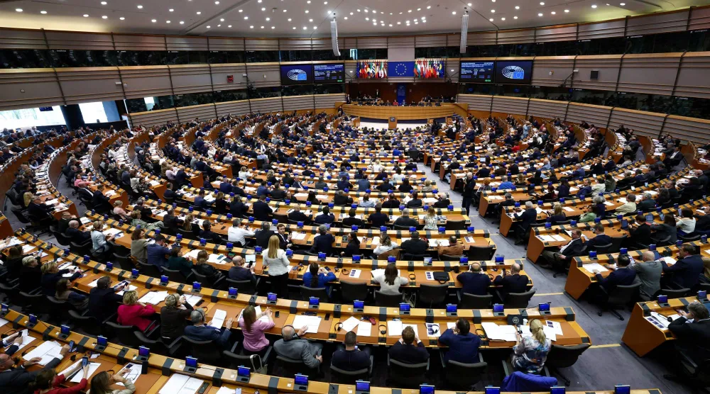 أعضاء البرلمان الأوروبي يحضرون جلسة للتصويت على تشريع يهدف إلى خفض الرسوم على المنتجات الأميركية في بروكسل (رويترز)