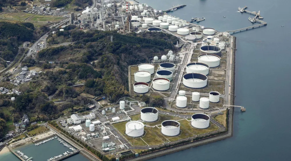 مخازن نفطية في مدينة إيماباري غرب اليابان (رويترز)