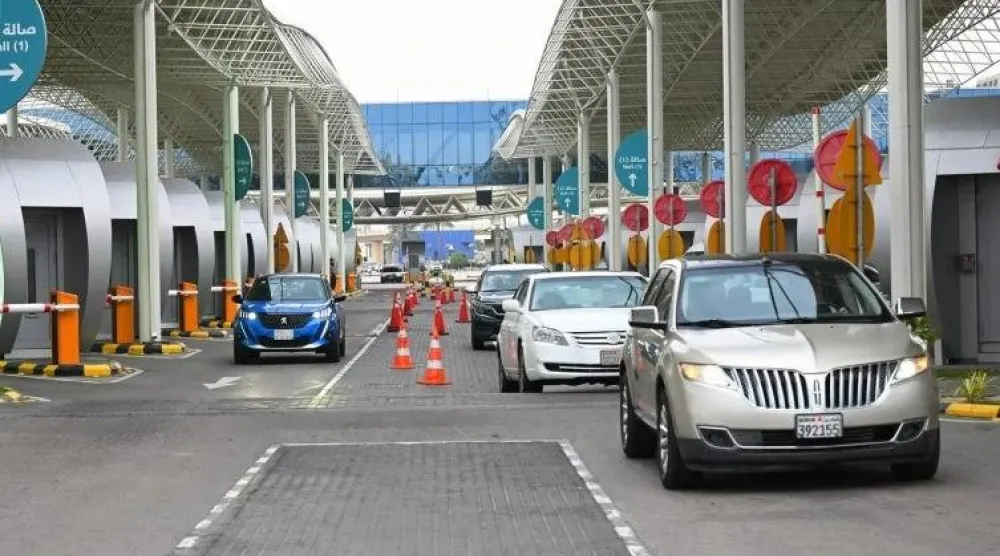 عدد من المركبات تستكمل إجراءات العبور في جسر الملك فهد الرابط بين السعودية والبحرين (واس)