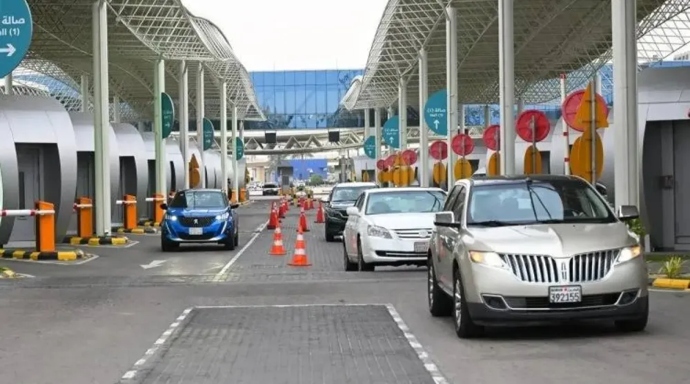 Araçlar Suudi Arabistan ile Bahreyn’i birbirine bağlayan Kral Fahd Köprüsü’nden geçiş işlemlerini tamamlıyor (SPA)