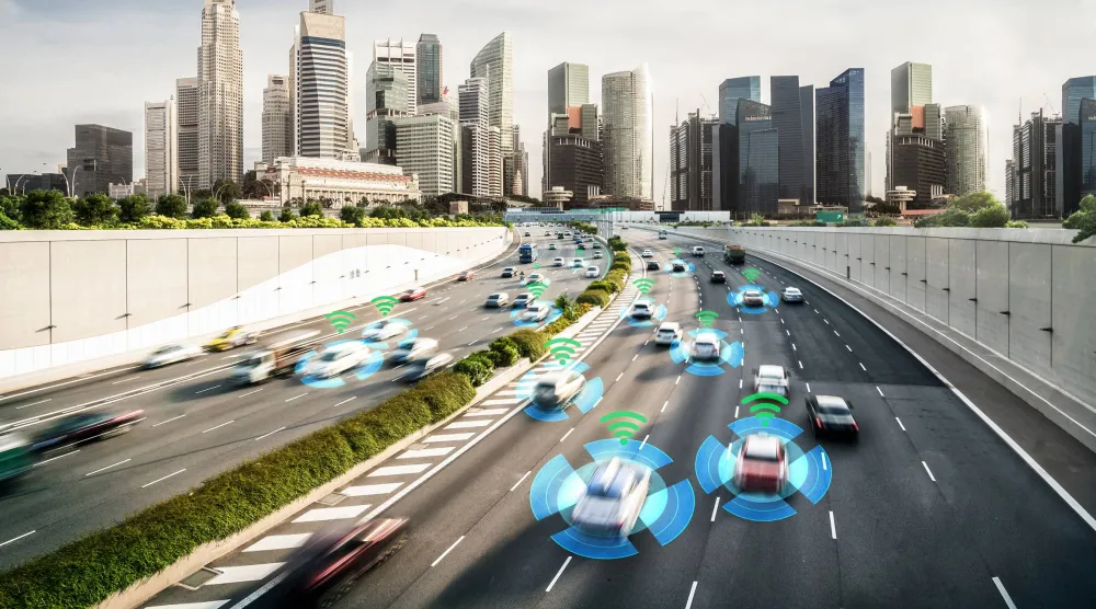 قد تعيد السيارات ذاتية القيادة تشكيل أنماط التنقل اليومية من حيث التوقيت والمكان وطريقة الاستخدام (شاترستوك)