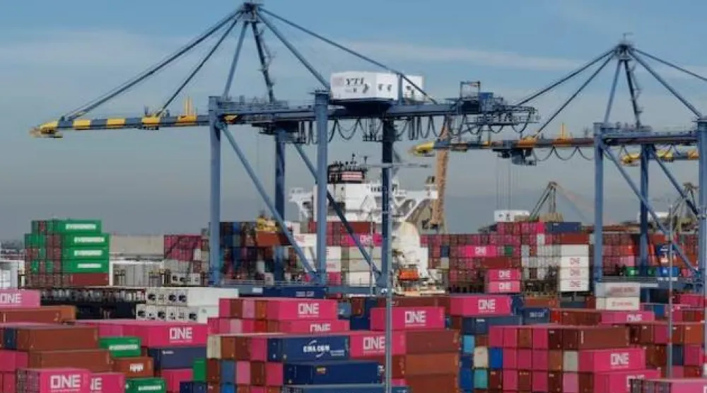 حاويات شحن مكدسة في «تيرمينال آيلاند» بميناء لوس أنجليس بالولايات المتحدة (رويترز)