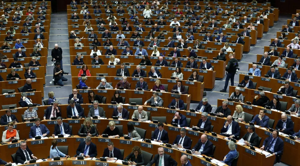 أعضاء البرلمان الأوروبي يحضرون جلسة عامة في بروكسل (رويترز)