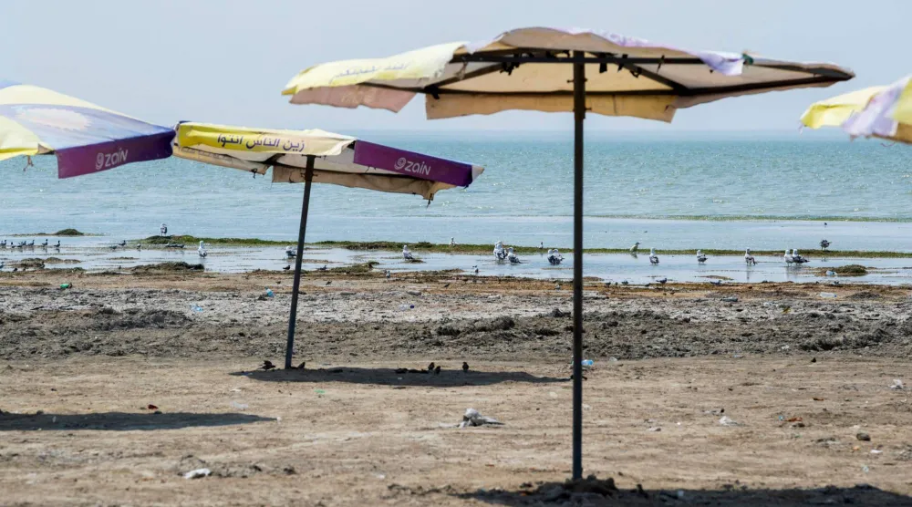 الجفاف كان الزائر الدائم لبحيرة الحبانية العراقية خلال السنوات الماضية (أ.ف.ب)