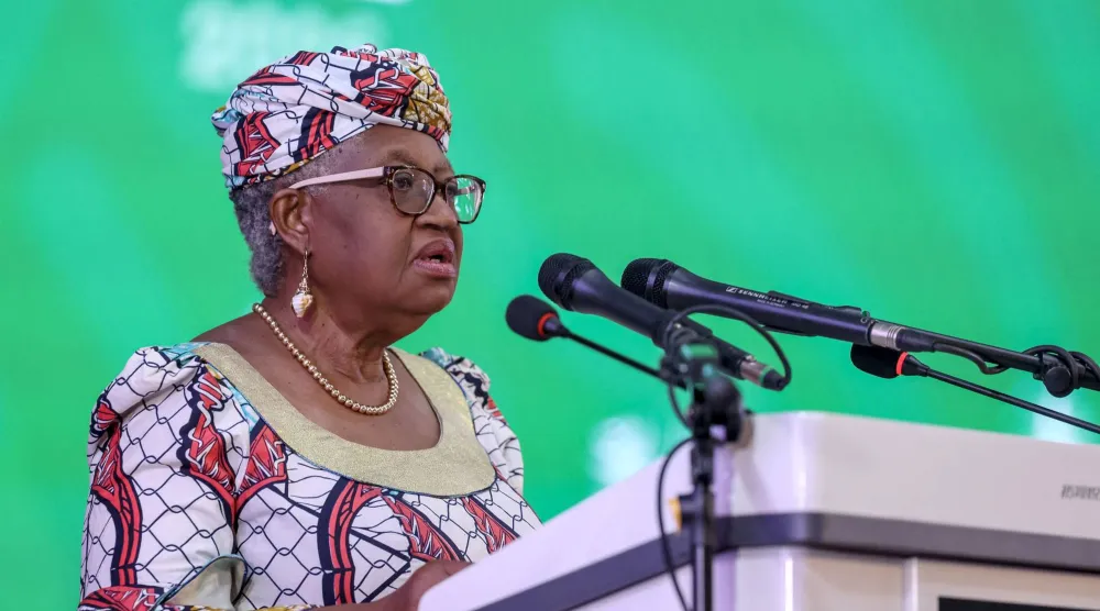 رئيسة «منظمة التجارة العالمية» نغوزي أوكونجو إيويالا تتحدث خلال المؤتمر الوزاري في ياوندي (أ.ف.ب)