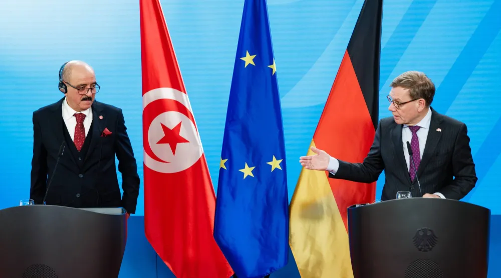 وزير الخارجية التونسي محمد علي النفطي خلال لقائه أمس نظيره الألماني في برلين (إ.ب.أ)