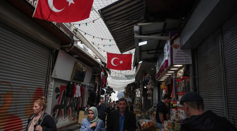 ارتفعت توقعات التضخم في تركيا مع ارتفاع حدة التوتر في الشرق الأوسط (رويترز) 