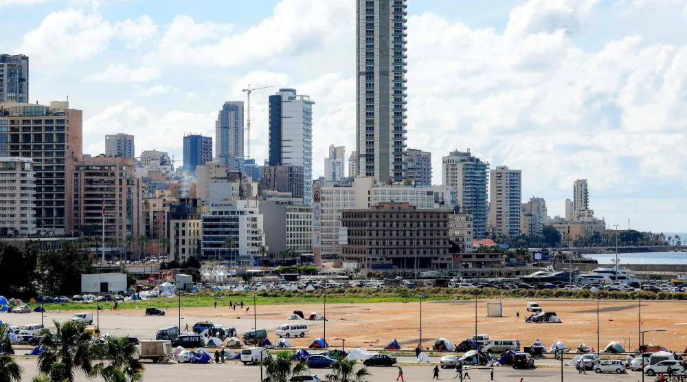 خيام للنازحين في موقف للسيارات بوسط بيروت (أ.ف.ب)