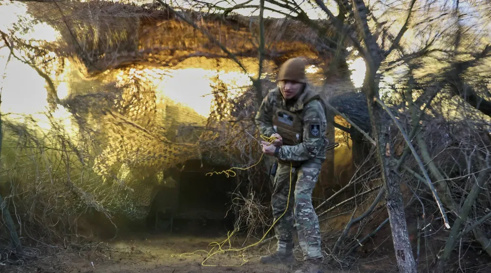 جندي أوكراني يطلق النار من مدفع «هاوتزر» باتجاه القوات الروسية على خط المواجهة في منطقة زابوريجيا بأوكرانيا يوم 18 مارس 2026 (أ.ب)