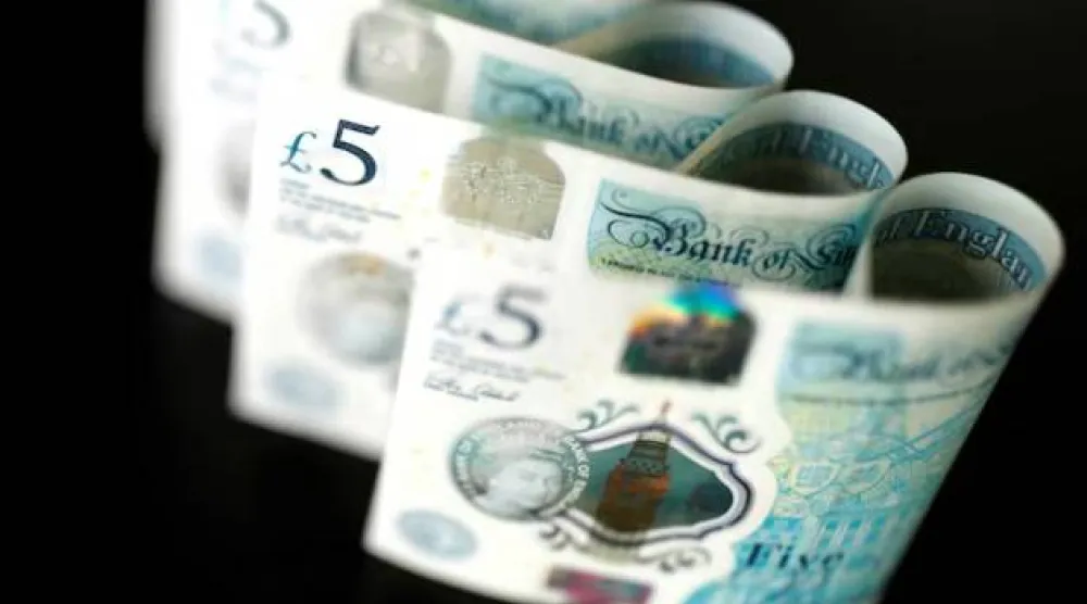 أوراق نقدية من فئة 5 جنيهات إسترلينية (رويترز)