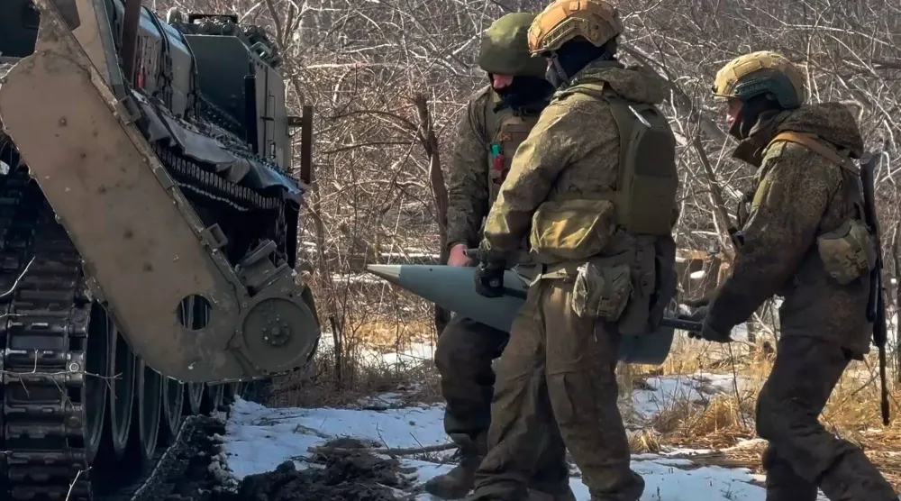 جنود روس وهم يحملون ذخيرة لمدفع بيون ذاتي الحركة عيار 203 ملم استعداداً لإطلاق النار باتجاه موقع أوكراني في 23 مارس 2026 (أ.ب)