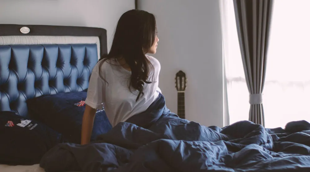 للاستيقاظ صباحاً من دون منبّه ينبغي الابتعاد عن الكافيين في المساء وتجنّب الوجبات الثقيلة التي قد تعيق النوم (بيكسباي)