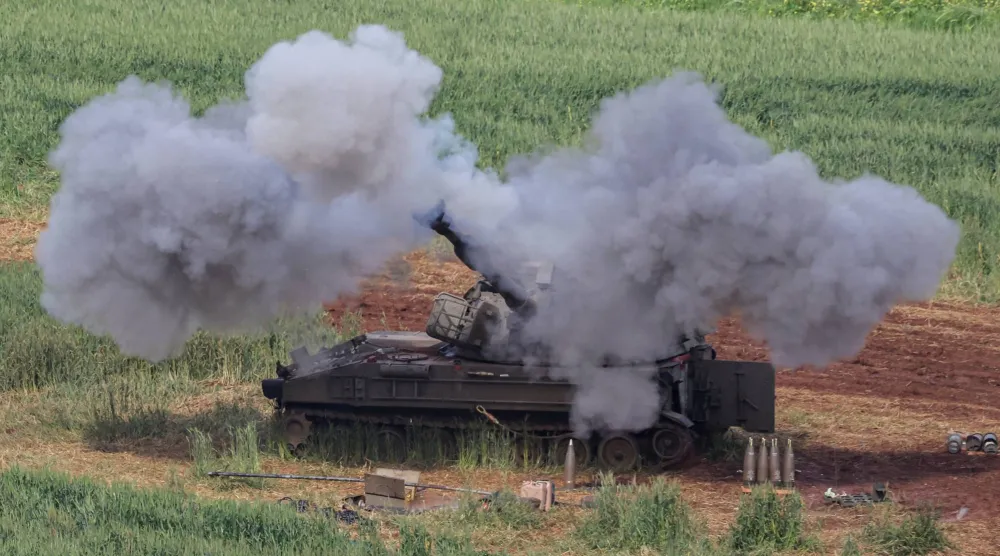 وحدة مدفعية إسرائيلية تطلق النار باتجاه لبنان، وسط تصاعد الأعمال العدائية بين إسرائيل و"حزب الله" في ظل استمرار الصراع الأميركي الإسرائيلي مع إيران... شمال إسرائيل 26 مارس 2026 (رويترز)
