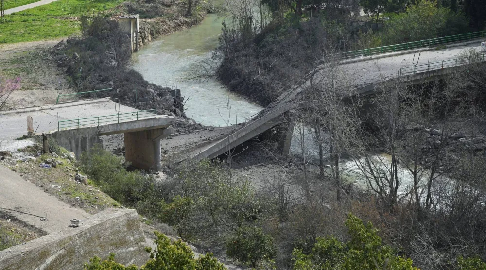 جسر الزرارية المدمر فوق نهر الليطاني بعد تعرّضه لغارة إسرائيلية في طيرفلسيه جنوب لبنان (رويترز)