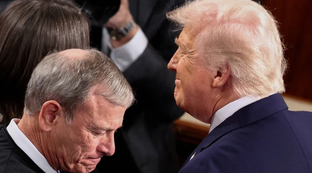 الرئيس الأميركي دونالد ترمب ورئيس المحكمة العليا جون روبرتس خلال مناسبة في «الكابيتول» (رويترز)