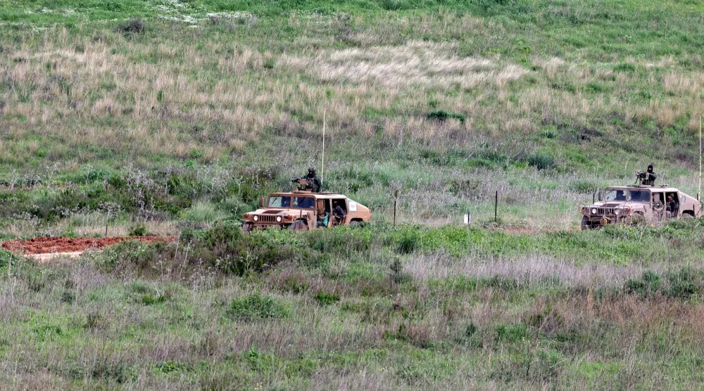 آليات عسكرية عند الحدود اللبنانية (إ.ب.أ)