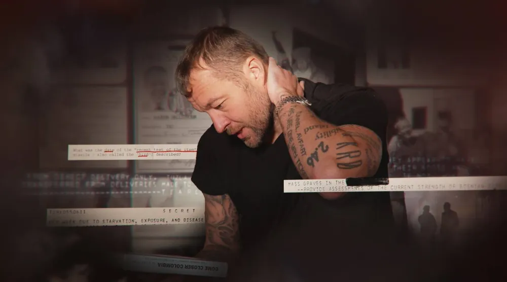 تنقل مخرج الفيلم مع البطل ليوثق رحلته في الكشف عن ماضي والده (الشركة المنتجة)