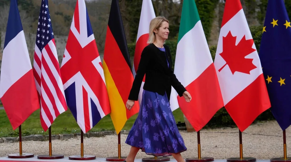 كايا كالاس مسؤولة السياسة الخارجية بالاتحاد الأوروبي تصل إلى اجتماع وزراء خارجية مجموعة السبع في سيرناي لا فيل خارج باريس 26 مارس 2026 (أ.ب)