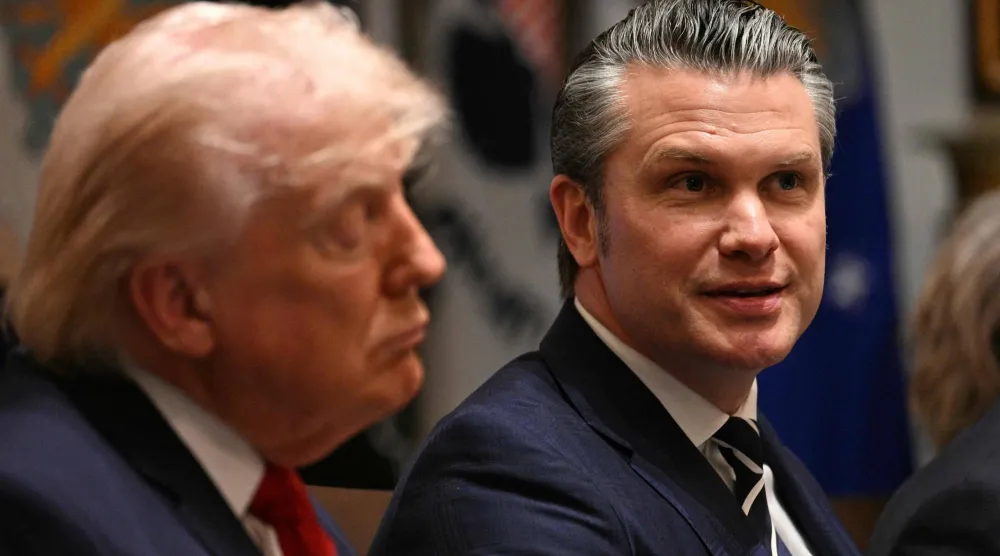 ترمب وإلى جانبه وزير الحرب بيت هيغسيث خلال اجتماع في البت الأبيض يوم 26 مارس 2026 (أ.ف.ب)