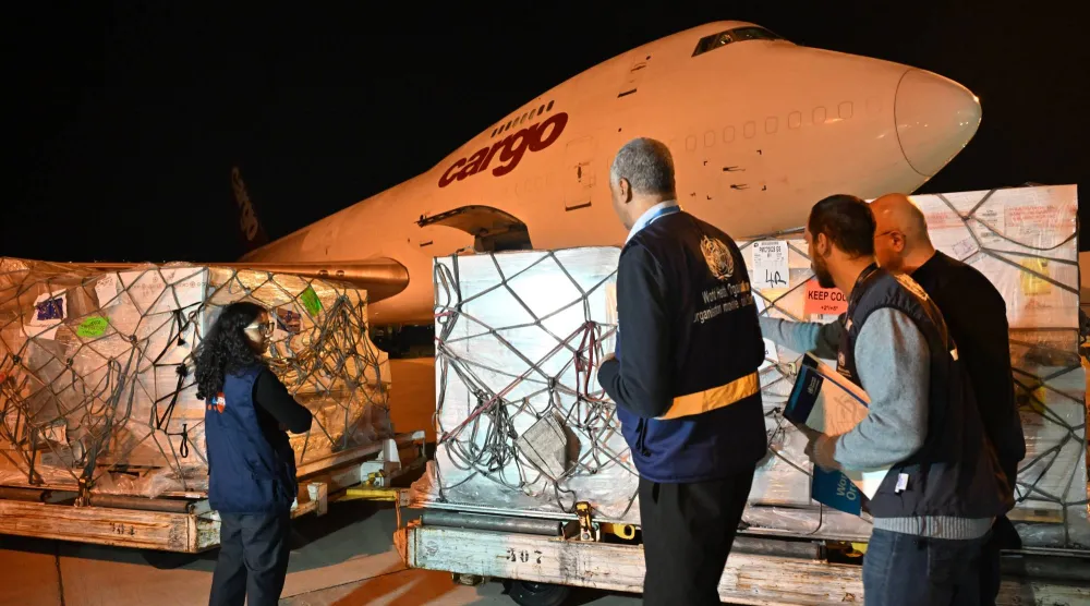 موظفون يفرِّغون شحنة مساعدات مقدَّمة من صندوق الأمم المتحدة للسكان ومنظمة الصحة العالمية بمطار بيروت الدولي بلبنان 23 مارس 2026 (إ.ب.أ)