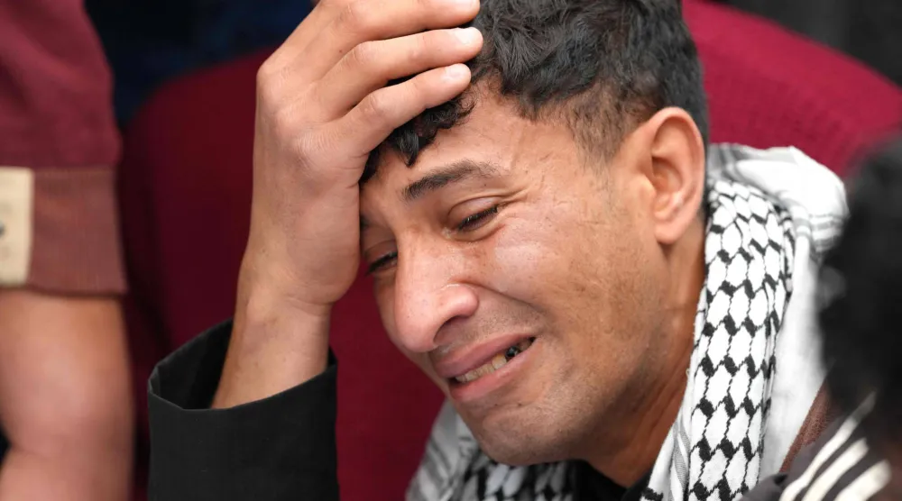 أحد أقارب جندي عراقي قتل في هجوم جوي على قاعدة الحبانية (أ.ف.ب)