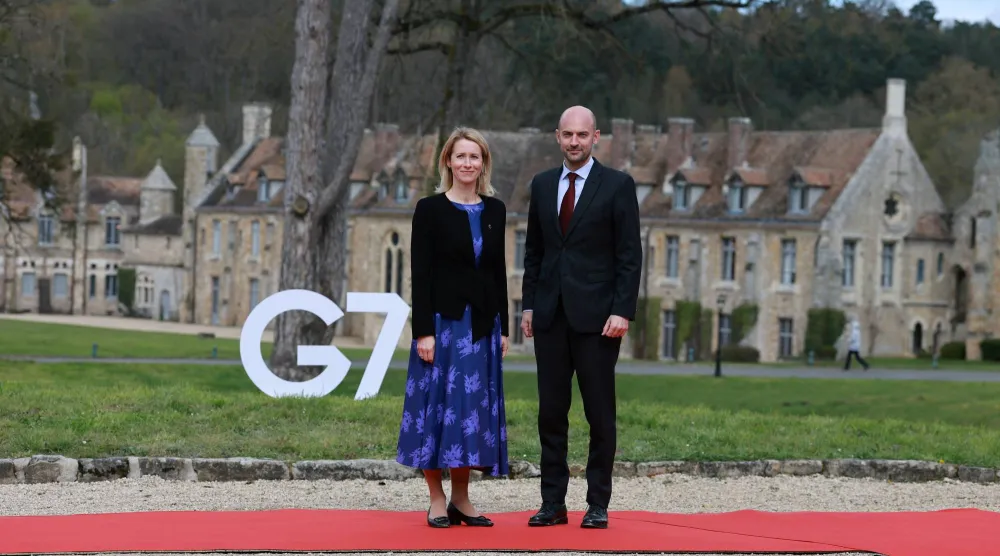 كايا كالاس وجون نويل بارو في مقر اجتماع السبع ببلدة فوـ دوـ سيرني (رويترز)