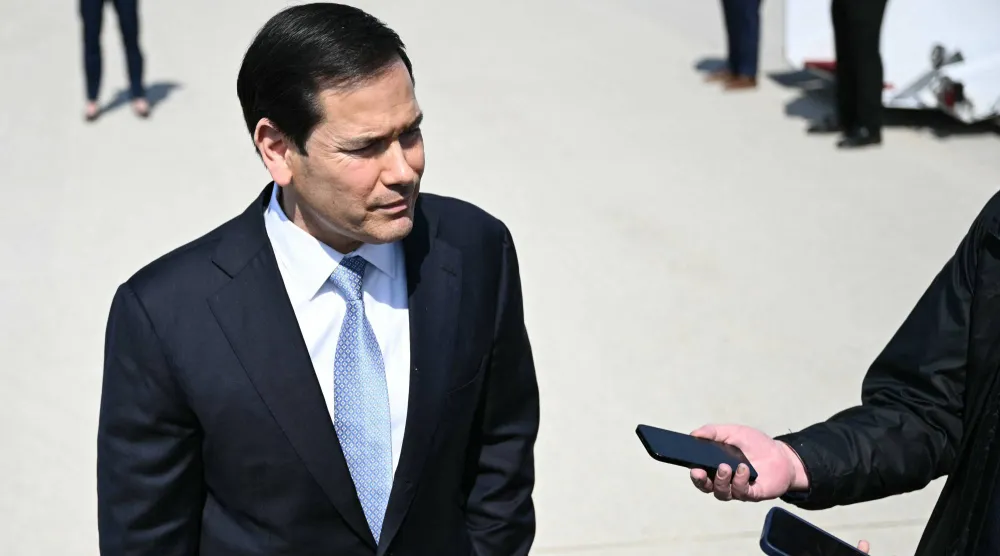 وزير الخارجية الأميركي ماركو روبيو يتحدث إلى الصحافيين قبل صعوده على متن طائرة بقاعدة أندروز المشتركة بولاية ماريلاند الأميركية 26 مارس 2026 (أ.ف.ب)