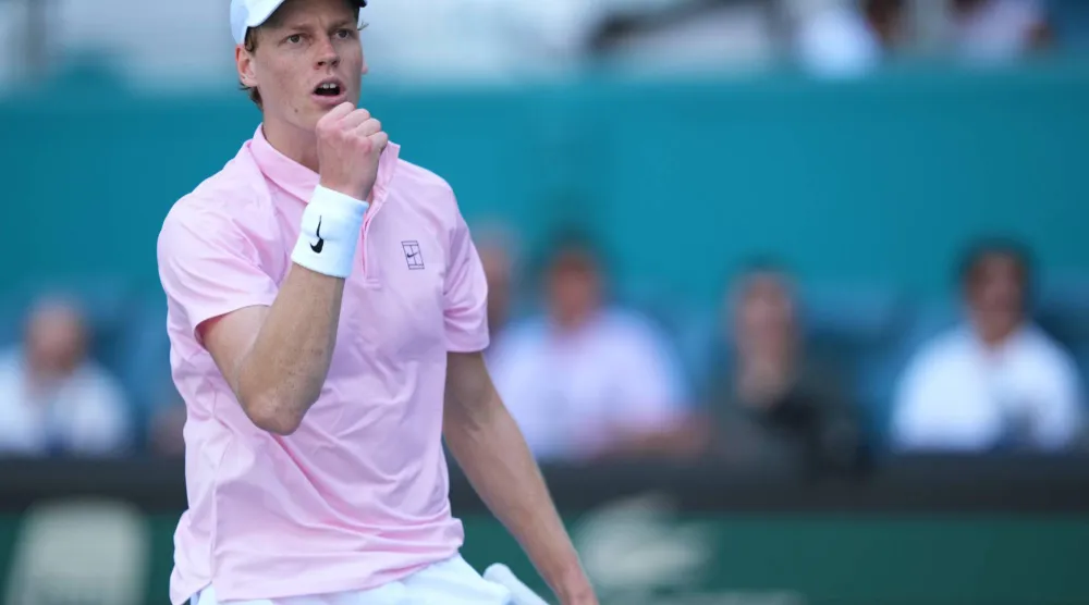 سينر محتفلاً بالفوز (أ.ب)