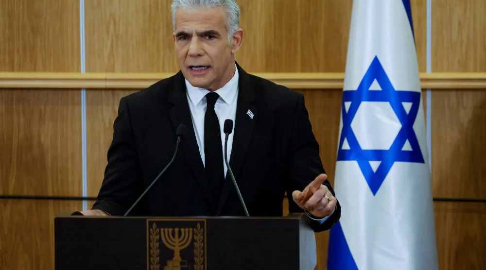 زعيم المعارضة الإسرائيلية يائير لابيد يلقي بياناً في الكنيست الإسرائيلي (أرشيفية-رويترز)