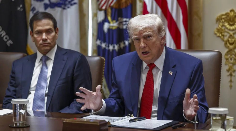 وزير الخارجية الأميركي ماركو روبيو إلى جانب الرئيس دونالد ترمب خلال اجتماع الخميس في البيت الأبيض (إ.ب.أ)