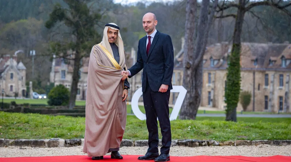 الوزير جان نويل بارو مستقبلاً الأمير فيصل بن فرحان بمقر الاجتماع في منطقة ڤو دي سيرني الفرنسية الخميس (الخارجية السعودية)