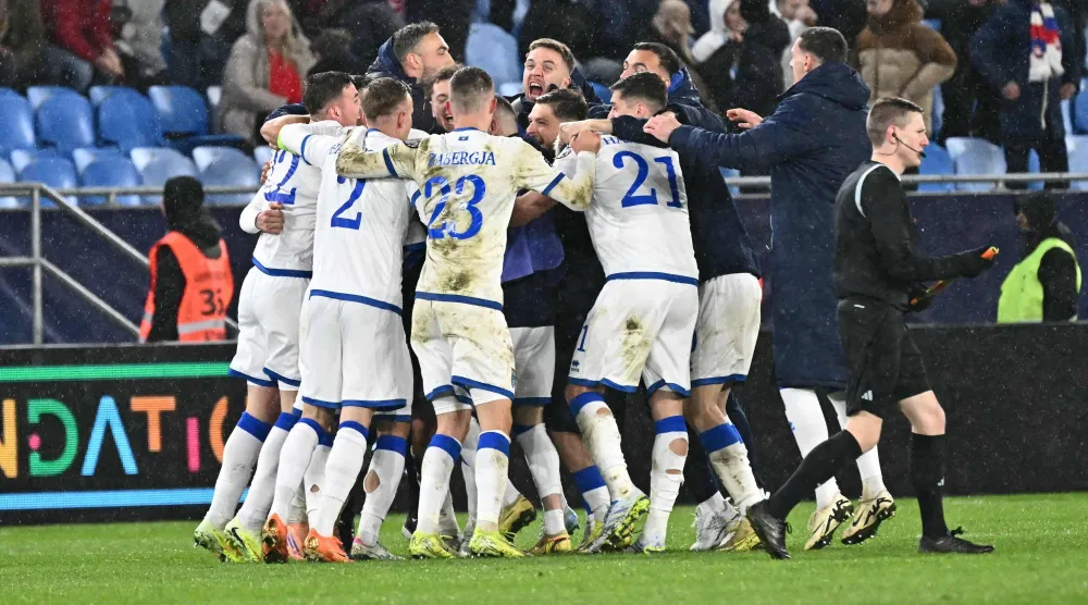 لاعبو كوسوفو يحتفلون بالفوز (أ.ف.ب)