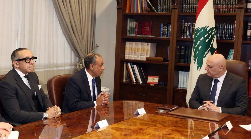 
الرئيس جوزيف عون مجتمعاً مع وزير الخارجية المصري بدر عبد العاطي والسفير المصري علاء موسى (الرئاسة اللبنانية)