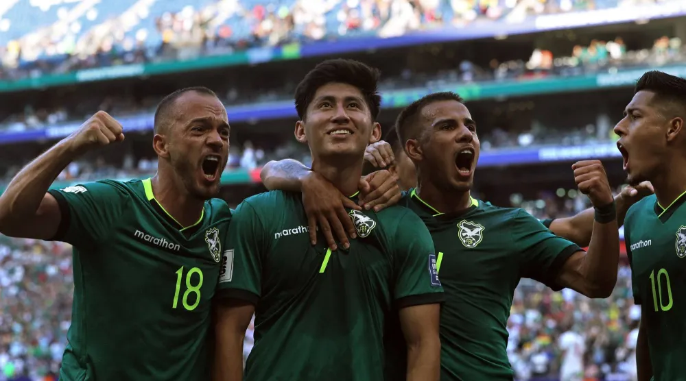 لاعبو بوليفيا في فرحة عارمة عقب الفوز (أ.ف.ب)