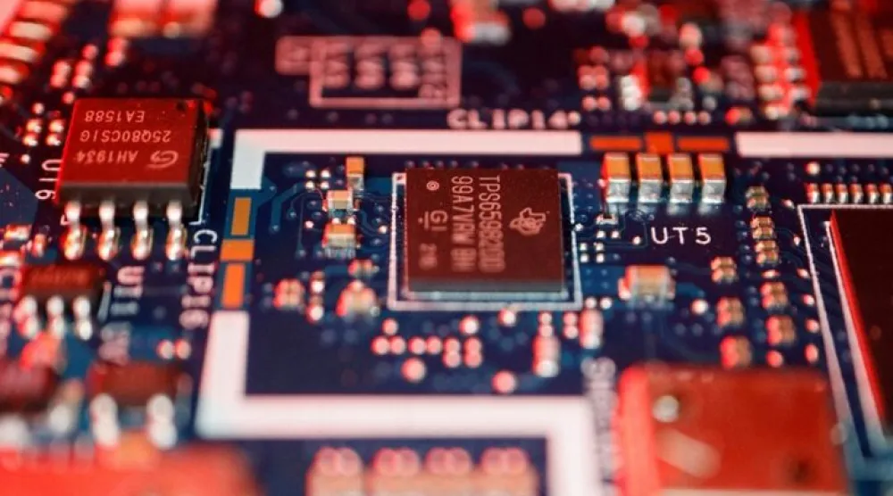 رقائق أشباه الموصلات على لوحة دوائر إلكترونية بحاسوب آلي في صورة توضيحية (رويترز)