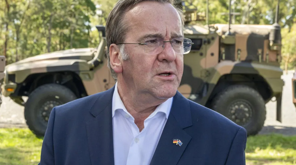 بوريس بيستوريوس وزير الدفاع الألماني خلال زيارته قاعدة عسكرية في بريسبان بأستراليا في 27 مارس 2026 (د.ب.أ)