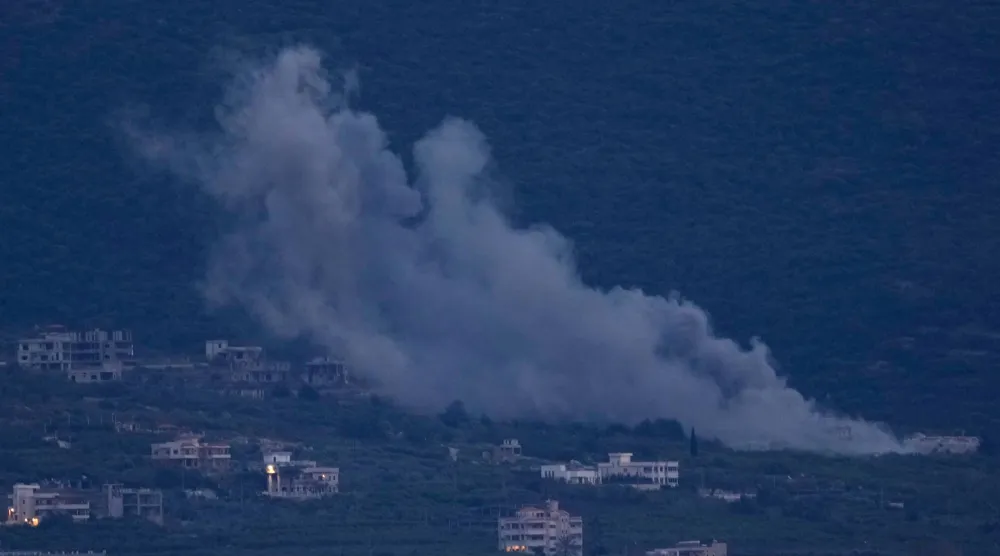 دخان يتصاعد بعد غارة إسرائيلية استهدفت قرية المنصوري كما شوهدت من مدينة صور في جنوب لبنان يوم 26 مارس 2026 (أ.ب)