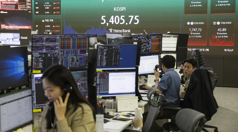 متداولون يعملون أمام شاشات تعرض مؤشرات الأسهم في بنك «هانا» بسيول (إ.ب.أ)