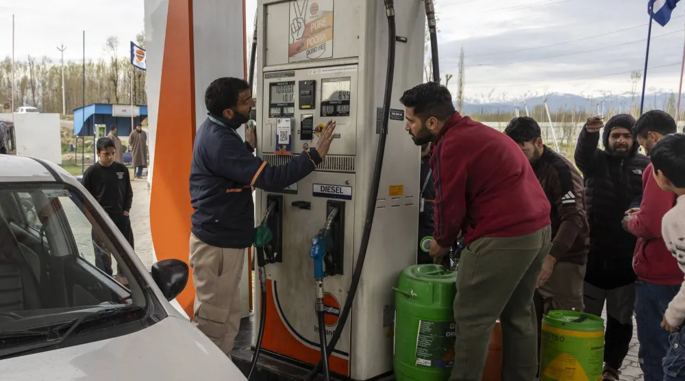 طابور أمام محطة بنزين وسط مخاوف من نقص الوقود في بولواما بالهند (د.ب.أ)