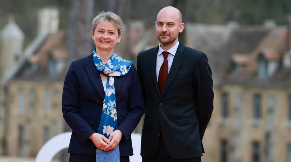 وزيرة الخارجية ​البريطانية إيفيت كوبر مع نظيرها الفرنسي جان نويل بارو في فو دو سيرنيه قرب باريس حيث يُعقد لقاء وزراء خارجية دول مجموعة السبع (رويترز)